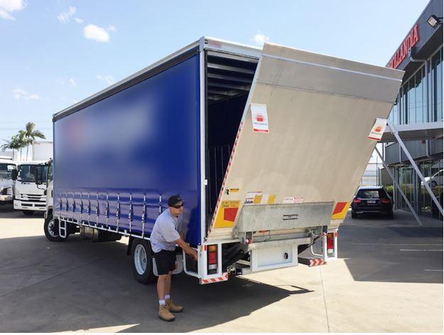 Plataformas de carrocerias — plataforma elevatória em caminhão sider